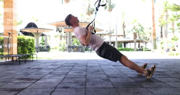 Μυώδης Αθλητικός Ισχυρός Bodybuilder Αθλητής Που Χρησιμοποιεί Αθλητικό Εξοπλισμό Που — Αρχείο Βίντεο