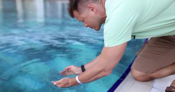 Der Mensch Sammelt Sauberes Wasser Einer Handfläche Pool Sauberes Klares — Stockvideo