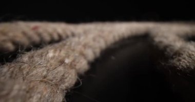 Örülmüş halat, siyah arka planda son derece yakın plan. Tırmanma ekipmanı ipi