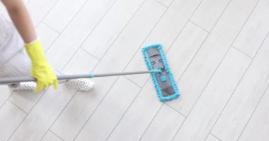 Kadın ev hanımı odayı ya da ofis manzarasını yıkıyor. Temizlik servisi