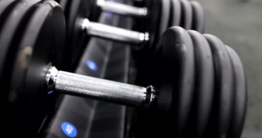 Spor salonu konseptinde halterler. Ağırlık kaldırmak ve vücut geliştirmek için spor aletleri.