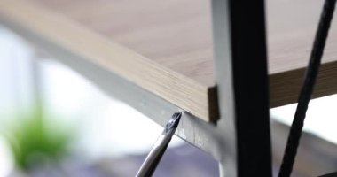 Masanın tezgahına siyah boyayla boyanacak kişiler. Metal tablo boyama