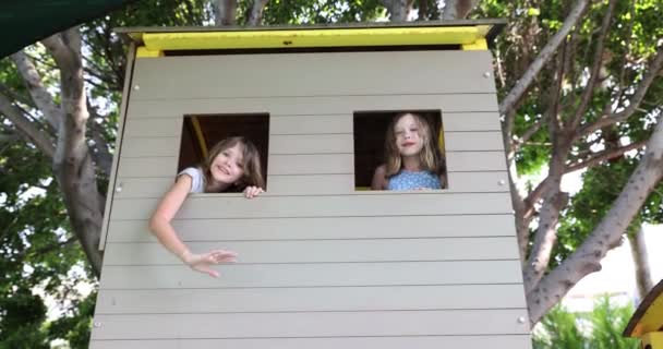 Crianças Playhouse Meninas Acenando Duas Irmãs Felizes Brincam Cabana — Vídeo de Stock