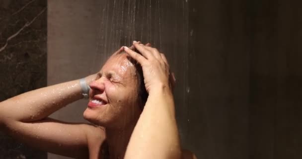 Jonge Sensuele Vrouw Neemt Warme Ontspannende Douche Vrouwelijke Hygiëne Ochtenddouche — Stockvideo