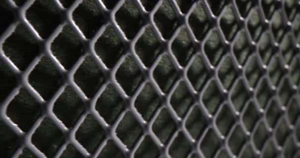 黑色背景上的灰色金属网 背景硬 — 图库视频影像