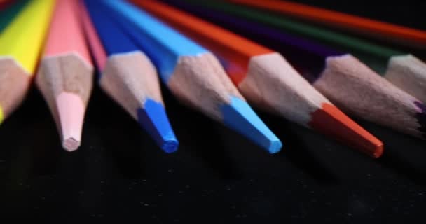 Lápices Multicolores Madera Afilados Sobre Fondo Negro Formación Dibujo — Vídeo de stock