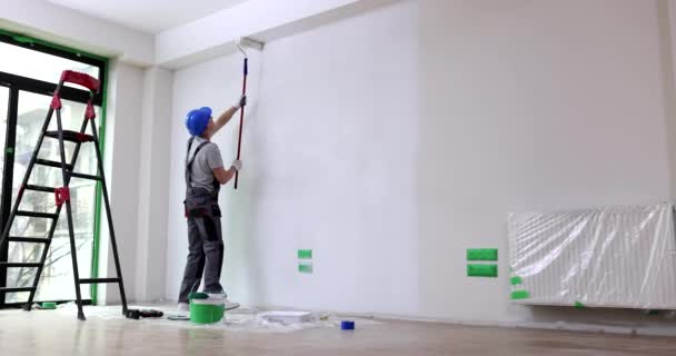 Мужчина Осваивает Покраску Потолка Белой Краской Комнате Ремонт Покраска Стен — стоковое видео