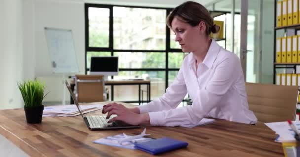 Dziewczyna Rezerwuje Bilety Laptopa Siedząc Biurze Kobieta Pracuje Laptopie Kupuje — Wideo stockowe