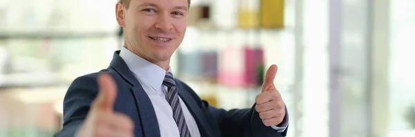 Szczęśliwy Uśmiechnięty Biznesmen Pokazujący Kciuki Górę Gestu Biurze Pomyślny Rozwój — Zdjęcie stockowe