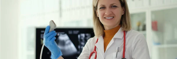 Lächelnde Ärztin Mit Ultraschallsonde Der Hand Zur Diagnose Einer Frühen — Stockfoto