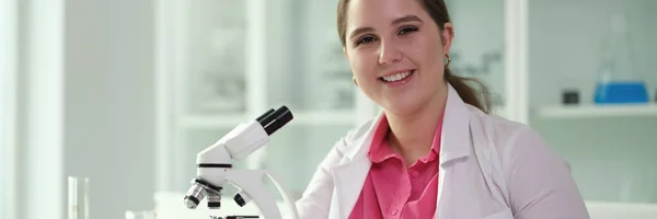 Πορτραίτα Μιας Χαμογελαστής Γυναίκας Χημικού Μπροστά Στο Μικροσκόπιο Στο Εργαστήριο — Φωτογραφία Αρχείου