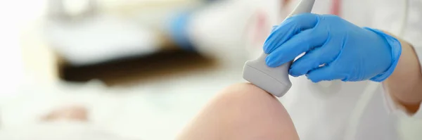 Médico Colocando Sonda Ultra Som Joelho Criança Closeup Clínica Diagnóstico — Fotografia de Stock