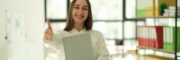 Una Mujer Negocios Sonriente Mostrando Pulgar Oficina Carrera Exitosa Concepto —  Fotos de Stock