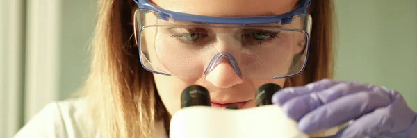Mujer Científica Química Gafas Protectoras Mirando Través Del Microscopio Laboratorio — Foto de Stock