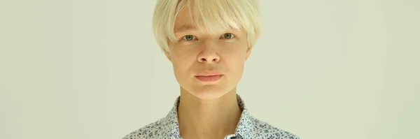 Porträtt Ung Blond Kvinna Med Kort Frisyr Skjorta Vit Bakgrund — Stockfoto