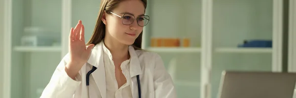 Gözlüklü Kadın Doktor Klinikte Dizüstü Bilgisayara Sallıyor Teletıp Kavramı — Stok fotoğraf