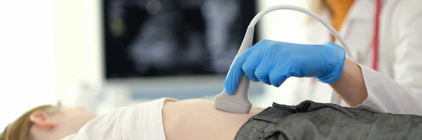 Ultrahang Diagnosztika Doktora Ultrahangot Készít Májról Epevezetékről Gyermeknek Klinika Közelében — Stock Fotó