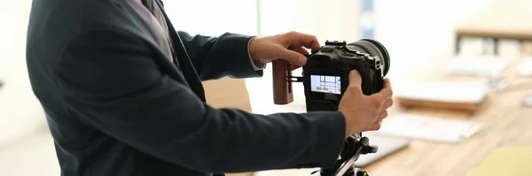 会議室でカメラを調整スーツビジネスブロガーの男 ビジネス教育オンラインコンセプト — ストック写真