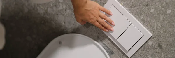 Ręczne Naciśnięcie Przycisku Aby Spuścić Wodę Muszli Klozetowej Toalecie Zbliżenie — Zdjęcie stockowe