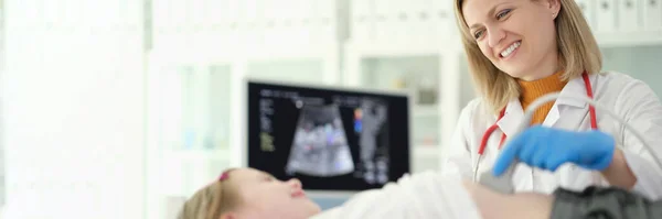 Orvos Gyermekorvos Aki Ultrahangos Vizsgálatot Végez Gyermek Hasi Szervein Klinikán — Stock Fotó