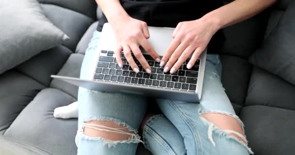 Kobieta Dżinsach Siedzi Kanapie Domu Pisze Klawiaturze Laptopa Zbliżenie Film — Wideo stockowe