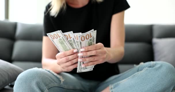 Donna Seduta Sul Divano Contare Banconote Dollaro Primo Piano Casa — Video Stock