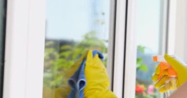 Eldivenli eller, pencereleri paçavrayla yıkar. Temizlik hizmetleri kavramı