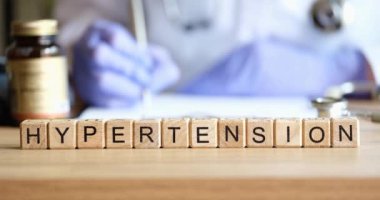 Kardiyoloji kliniğindeki kardiyoloji ofisinde küplerle ilgili yüksek tansiyon metni. Atardamar hipertansiyon teşhisi ve tedavi konsepti