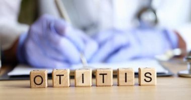 ENT 'deki tıp bürosundaki küplere otitis metni. İşitme ve kulak hastalıkları teşhisi