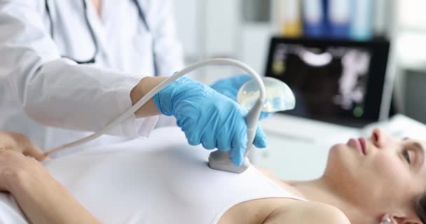 医生用超声波机检查妇女的胸部和心脏 胸部超声和乳腺炎的最初征象 — 图库视频影像