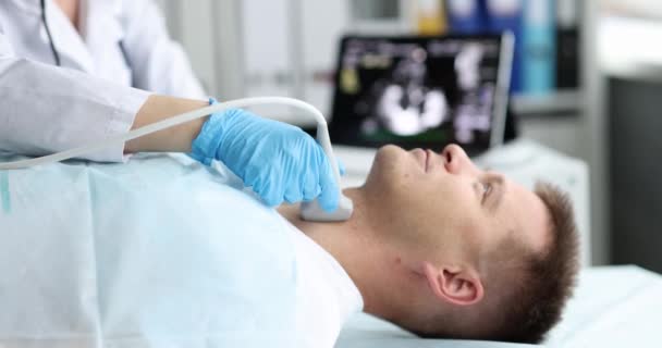 Мужчина Осматривает Щитовидную Железу Помощью Ультразвукового Зонда Медицинском Кабинете Заболевания — стоковое видео