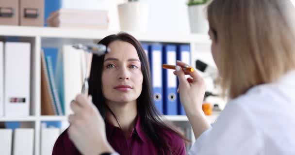 女医生在医务室用手电筒检查女病人的眼睛 神经学家或眼科医生检查视觉概念 — 图库视频影像