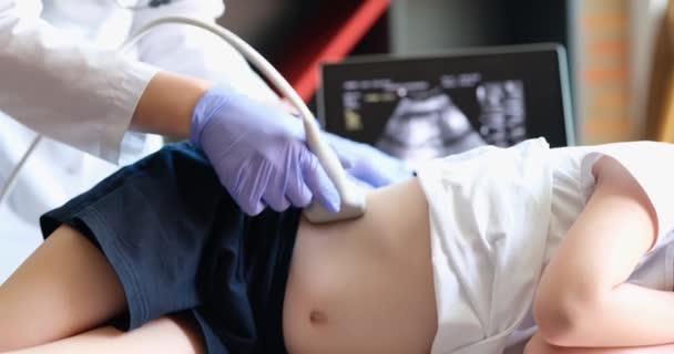超音波医者は腹部及び子供の腎臓の超音波を作る 女の子は小児病院の事務所で検査されます — ストック動画