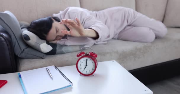 Joven Duerme Sofá Apaga Despertador Concepto Fatiga Depresión Del Sueño — Vídeos de Stock