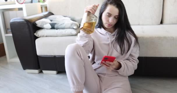 Problemy Społeczne Kobiet Alkoholiczki Patrzące Telefon Desperacji Depresja Rozwodowa Koncepcja — Wideo stockowe