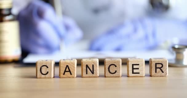 Kanker Tekst Kubussen Arts Schrijft Kanker Diagnose Behandeling Maligne Tumor — Stockvideo