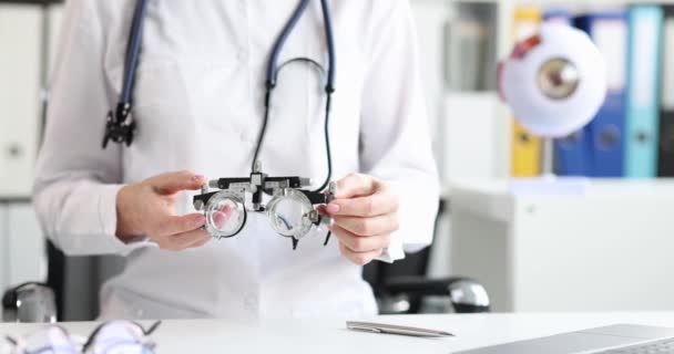 Augenarzt Werkzeugbrille Und Augenanatomie Modell Auswahl Des Gläserkonzepts — Stockvideo