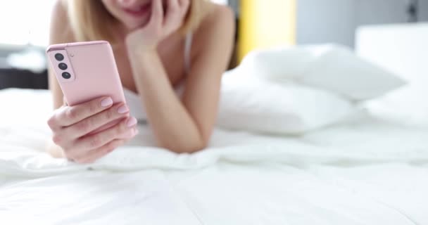 Kadın Telefonda Yatakta Uzanmış Sohbet Ediyor Çevrimiçi Iletişim Akıllı Telefon — Stok video