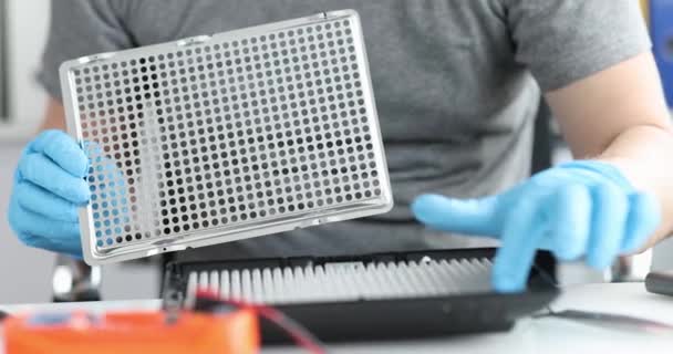 電気技師は近代的な照明器具を修理する コンピュータ診断回路基板コンセプト — ストック動画