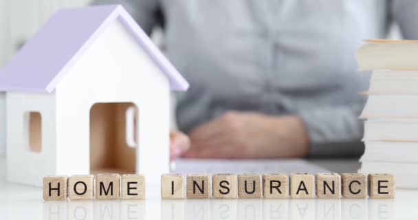 Modello Casa Con Agente Cliente Concludere Contratto Acquisto Ottenere Assicurazioni — Video Stock