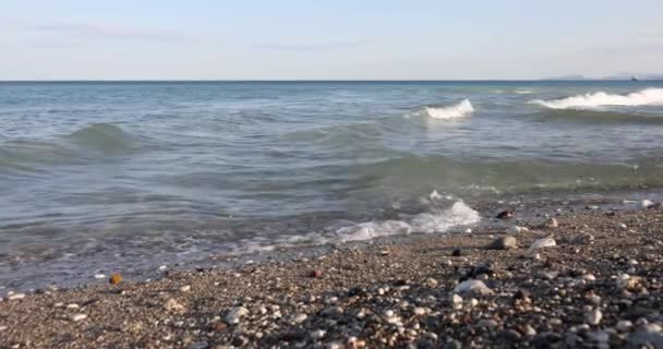 Вырывающийся Волновой Песок Пляжные Камни Берегу Концепция Морского Серфинга — стоковое видео