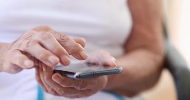 Äldre Kvinnor Använder Smartphones Och Mobila Applikationer För Pensionärer Familjesamtal — Stockvideo