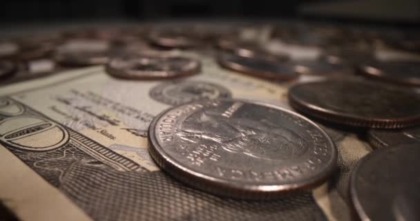 暗い背景にドルとコイン 影と犯罪ビジネスの概念 — ストック動画