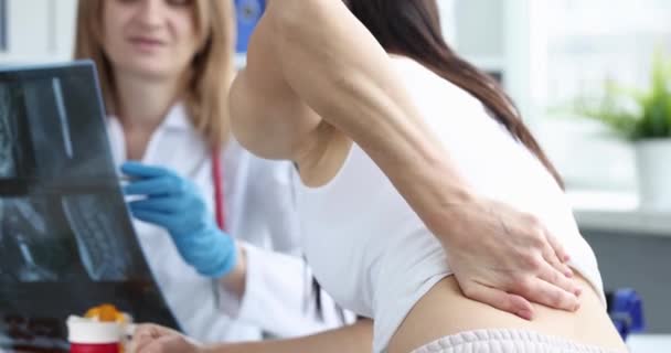 Doktor Hasta Sonuçlarına Bakıp Durumlarını Tartışıyorlar Omurga Kavramında Ağrı Sorunlar — Stok video