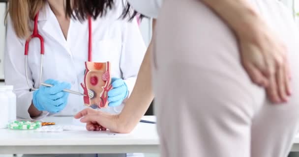 医生建议治疗肠道问题的病人和不健康的下直肠模型 痔疮便秘问题及治疗 — 图库视频影像