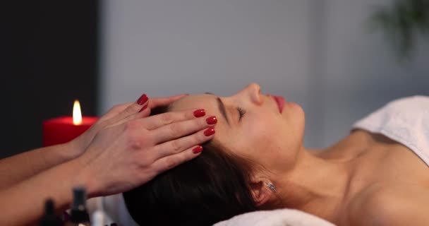 美容师的手在美容院用手指按摩脸 为女性做额头和脸部按摩 面部护理按摩和皮肤护理美容概念 — 图库视频影像