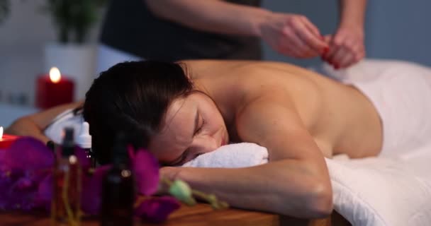 Młoda Zdrowa Kobieta Salonie Spa Masażu Tradycyjna Koncepcja Masażu Pleców — Wideo stockowe