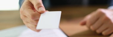 İş adamı bankacı müşteriye kredi kartı veriyor. İş yatırım kavramı