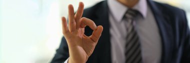İşadamı yöneticisi ofiste iyi bir jest gösteriyor. İş konseptinde başarılı profesyonel kariyer