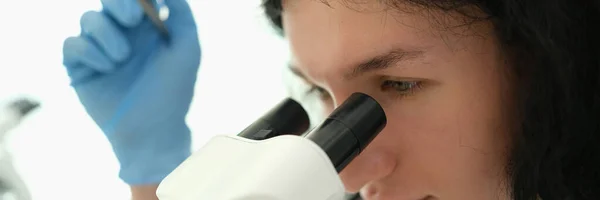 Laboratóriumi Diagnosztikai Orvos Vizsgálja Mikroszkópot Vérvizsgálatot Végez Klinikán Gyógyszerészeti Gyógyszerek — Stock Fotó